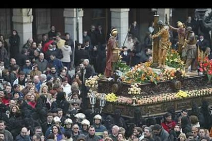Las miles de personas se van agolpando en las inmediaciones de la plaza Mayor, en la que colfluyen los distintos pasos que protagonizan el encuentro.