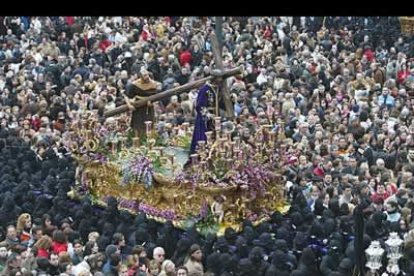 Cuando aparecen San Juan y La Dolorosa, a los extremos de la plaza, el murmullo se va convirtiendo en silencio. Por fin, ambos pasos avanzan frente a frente, al encuentro, delante del viejo Consistorio.