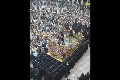 La música se hace más intensa y, entonces, los cofrades que encabezan el trono de la virgen y el del Evangelista se juntan hasta tocarse las palmas de la manos.