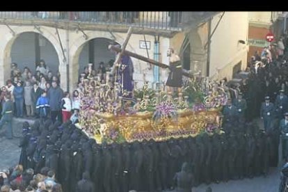 Después del encuentro, los pasos parten hacia San Isidoro, donde realizan un pequeño descanso, antes de seguir su recorrido por la ciudad.