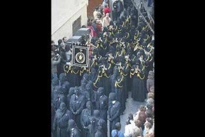 Los presentes estallan en vítores y aplausos, que redoblan cuando el San Juanín se arrodilla ante La Dolorosa, en un enorme esfuerzo de sus noventa portadores.