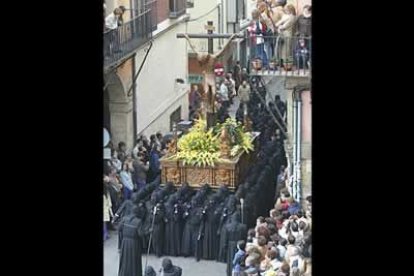 Mientras las dos piezas esculpidas por Víctor de los Ríos en 1946 y 1949 se aproximan, el Nazareno preside la escena agitado por sus braceros, al igual que el resto de tronos.