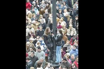 Los espectadores son capaces de hacer cualquier cosa para poder presenciar el encuentro. Es el caso de estos dos jóvenes, subidos a una farola.