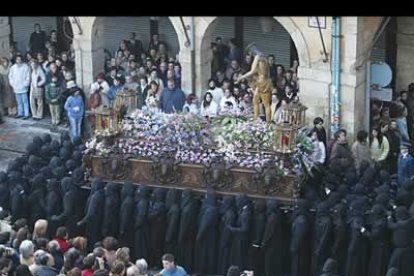 El primero de los catorce pasos de la comitiva, La Oración del Huerto que esculpió Víctor de los Ríos en 1952, avanza hacia la plaza Mayor, a las ocho y media de la mañana.