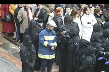 Los cinco procesionaron en un día negro, el de la muerte de Jesús para los cristianos, y en sus ojos se pudo contemplar que las escenas del horror no se han borrado de sus almas.