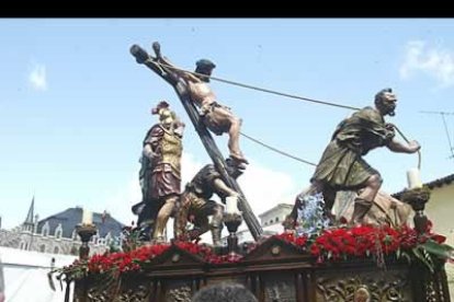 Las Siete Palabras se ha convertido en una de las procesiones más señoriales de la Semana Santa. Once caballos con sus respectivos jinetes precedieron al cortejo en el que desfilaron cuatro imágenes.