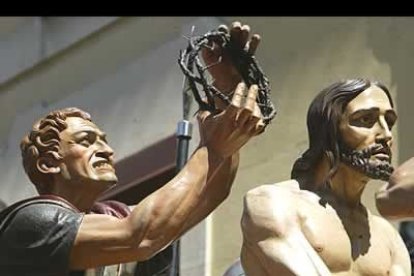 Esta procesión contó con dos novedades. La conmemoración del cuarenta aniversario de la segunda palabra y el estreno de un guió para la sección de Caballería, donado por Isidro De Celis, hermano de la cofradía.