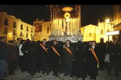 Durante siete horas los hermanos y hermanas de la cofradía de Angustias y Soledad representaron por las calles de la ciudad los últimos momentos de la vida de Cristo y su entierro.