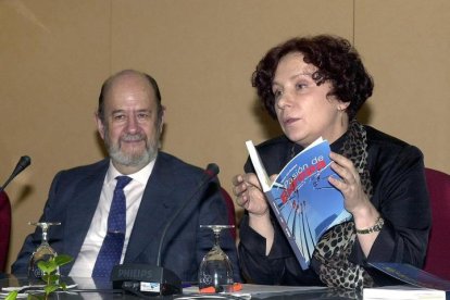 Imagen de archivo de la ministra de Asuntos Exteriores, Ana Palacio, durante la presentación del libro