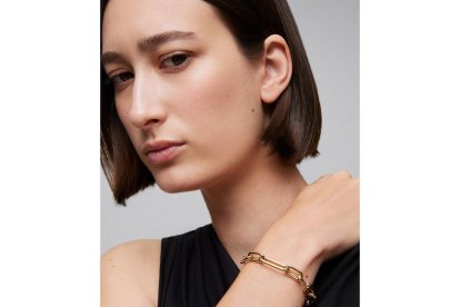 Una de las pulseras que se puede comprar en la Joyería Suárez que acaba de aterrizar en León. J. S.