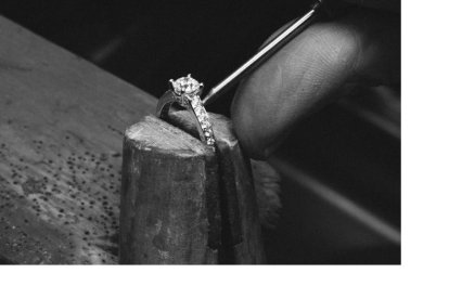 El lugar donde ocurre la magia. Un espacio en el que los expertos joyeros crean de manera artesanal los símbolos que acompañarán a cada historia. J. S.