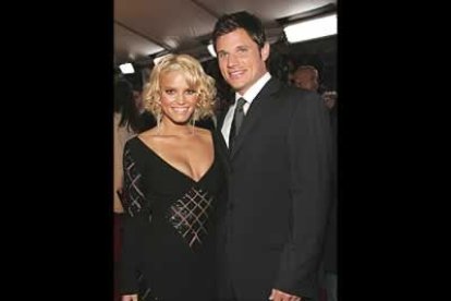 La actriz Jessica Simpson, una de las mujeres más espectaculares del momento, posa con su marido en la entrega de los premios.