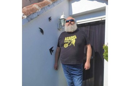 Felipe Zapico junto a unos pájaros decorativos. SOL KABAÑAS