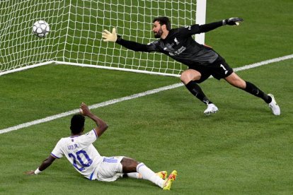 Vinicius bate a Alisson en el minuto 59. Un gol que reportó la 14ª corona euroa al Real Madri. SINGER