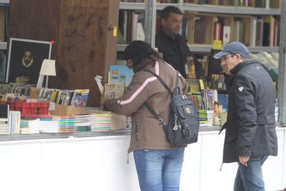 Un momento de la feria de libro antiguo en Fernando Miranda.