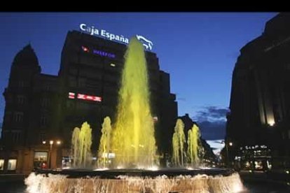 Los monumentos más representativos de la ciudad cambian permanentemente de tonalidad, forma, color e intensidad gracias a un sistema robotizado.