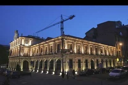 El antiguo consistorio de la plaza de San Marcelo, más conocida como la plaza de las Palomas, también tuvo su dosis de imaginación en forma de luz.