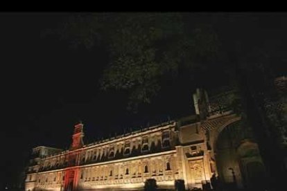 Las impresionantes dimensiones del edificio destacaban aún más con la iluminación.