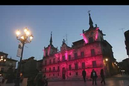La plaza Mayor, en concreto el antiguo consistorio, dejó a un lado su sobriedad para convertirse en un receptor de formas y colores.