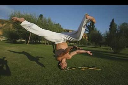 El juego estuvo prohibido en Brasil hasta los años sesenta con pena de carcel y por esta razón cada capoeirista contaba con un sobrenombre para burlar a la policía.