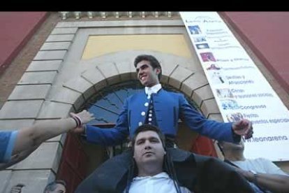 El joven Sergio Galán fue al final el único que consiguió cortar dos orejas, una a cada uno de sus astados