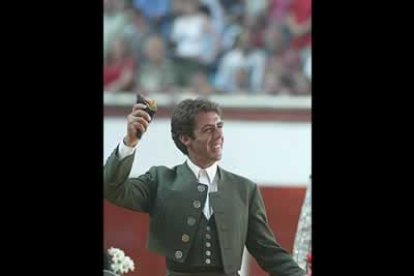 La actuación más vibrante de la tarde corrió a cargo del navarro Pablo Hermoso de Mendoza. Clavó los rejones de castigo con Curro, que trató de encelar la embestida del que hacía segundo.