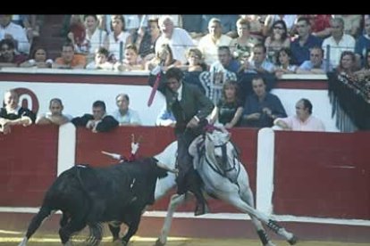La plaza era un clamor cuando Hermoso de Mendoza cogió el rejón de muerte, y aplaudió a rabiar cuando el acero entró por completo en el cuerpo del toro.