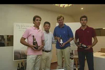 Los tres rejoneadores se llevaron su peso, 71 kilos, en vino de la tierra. Se lo entregó Marco Antonio Herrero, de Bodegas Vinos de León, quien hizo extensivo el regalo a Fermín Bohorquez (87 kilos) y Pablo Hermoso de Mendoza (67).