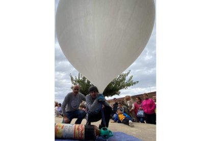 Prieto y Castellanos, con el globo que envió las sondas. DL