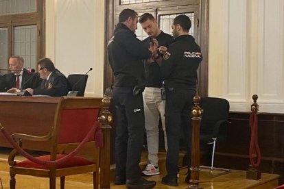 Los agentes retiran las esposas al procesado después del receso. MÁZ