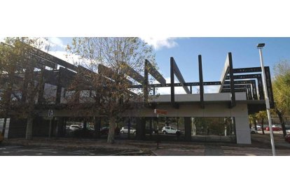 El exterior de la estación de autobuses ya sólo presenta vallas en la zona de la puerta principal de acceso al vestíbulo. FERNANDO OTERO