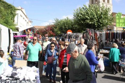 El mercado del Pilar en Boñar acoge cada año a miles de visitantes atraídos por todo lo que ofrece la villa del Negrillón. Hunde sus raíces en ese mercado de ganados que celebraba hace muchos años el municipio leonés y que estaba considerado como uno de los mejores del país. CAMPOS.
