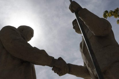 El monumento al ganadero y al tratante, majestuoso en la plaza de Boñar, conmemora esos tiempos de prosperidad y da valor a una figura que tiene mucho peso en Boñar. JESÚS.