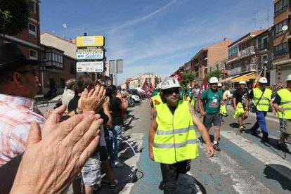 Aplausos a la columna minera en las calles de Tordesillas. Norberto