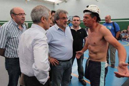 Llamazares y González conversan con un minero. Norberto