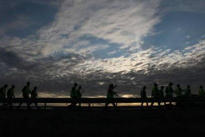 La columna minera de la III Marcha Negra camina por la autovía del Noroeste en dirección a Madrid con las primeras luces del día en la etapa a Tordesillas. Foto: Norberto.