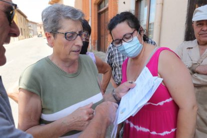 Vecinos de Llamas de la Ribera afectados por la factura de la luz. RAMIRO