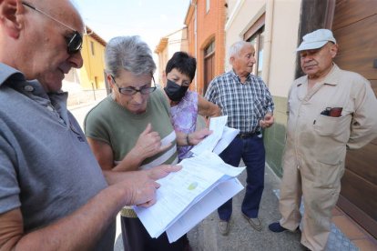 Vecinos de Llamas de la Ribera afectados por la factura de la luz. RAMIRO