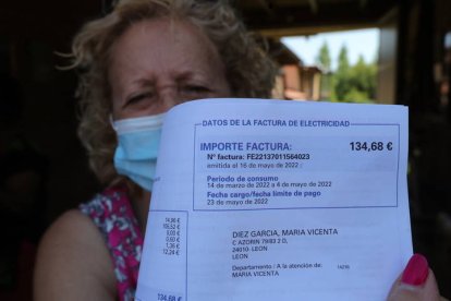 Una vecina muestra su recibo. RAMIRO