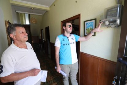 Vecinos de Llamas de la Ribera afectados por la factura de la luz. RAMIRO