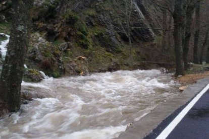 El agua desbordando el cauce del río en Piedrasecha. Castillo de Piedrasecha.
