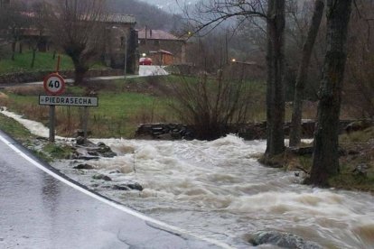 El agua desbordando el cauce del río en Piedrasecha. Castillo de Piedrasecha.