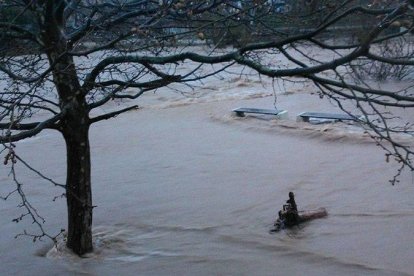 El paseo peatonal, paralelo al río Bernesga, inundado por el agua en León capital. Pedro Rodríguez Orallo.