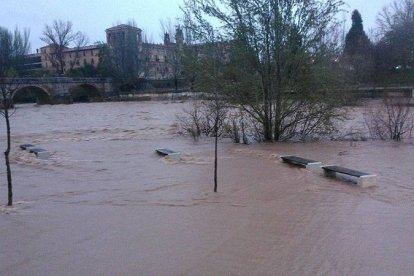 El paseo peatonal, paralelo al río Bernesga, inundado por el agua en León capital. Pedro Rodríguez Orallo.