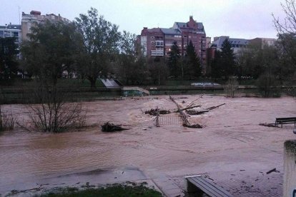 El paseo peatonal, paralelo al río Bernesga, inundado por el agua en León capital. Pedro Rodríguez Orallo.