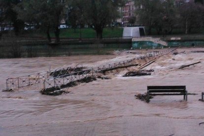 Estado que presentaba la pasarela sobre el río Bernesga. Pedro Rodríguez Orallo.