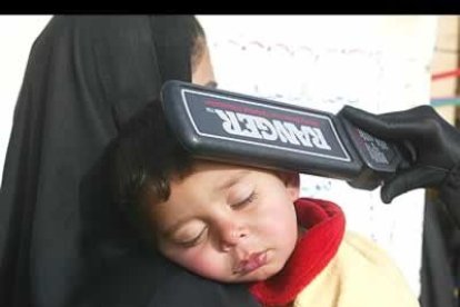 Hasta en la cabeza de un niño se buscaron explosivos.