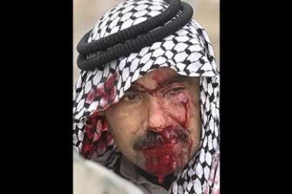 Un iraquí aparece herido después de un ataque contra un centro electoral en Mosul. 37 personas murieron en la jornada de votación.