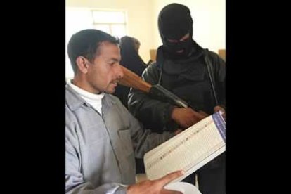 Otros militares sirivieron de ayuda con el proceso del voto, en una jornada difícil por el déficit democrático de los Gobiernos anteriores.