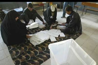 A última hora, comenzó el recuento de votos. En algunos lugares, como este colegio de Nayaf, se hace en en suelo.